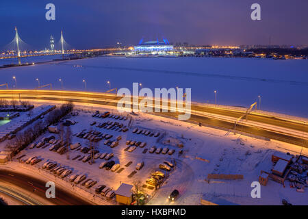 San Pietroburgo, Russia - 2 Gennaio 2017: vista dall'alto di un paesaggio urbano di notte, cavo-alloggiato ponte il fiume congelato, uno stadio di calcio e lo stazionamento Foto Stock