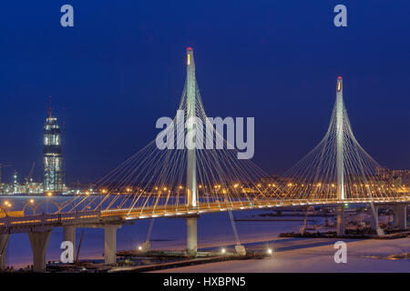 San Pietroburgo, Russia - 3 Gennaio 2017: una autostrada che attraversa il fiume congelato, cavo ponte di luce da notte in inverno. Foto Stock