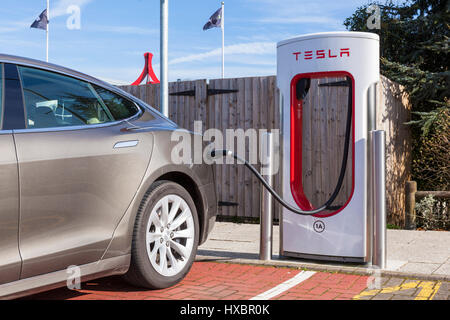 Tesla tesla auto carica modello tesla s carica sovralimentazione tesla tesla supercharger Foto Stock
