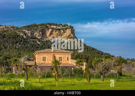 Finca vicino a Llucmajor/Mallorca, ai piedi della Montagna della Tavola/mesa Puig de randa con santuari Ermita sant Honorat e Santuari de Gracia Foto Stock