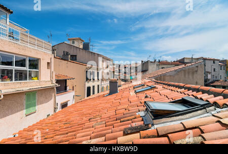 Tetti della città vecchia e lo skyline di Antibes, in Francia. Foto Stock