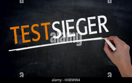 Testsieger (in tedesco vincitore del test) è scritto a mano sulla lavagna. Foto Stock