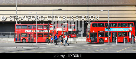 London bus Stratford City stazione degli autobus a Londra il centro commerciale Westfield adiacente alla Queen Elizabeth Olympic Park Newham Est Londra Inghilterra REGNO UNITO Foto Stock