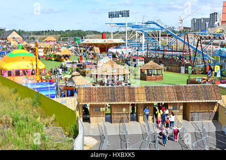 Queen Elizabeth Olympic Park fiera e fiera a breve coda in biglietteria e giostre Newham Est Londra Inghilterra REGNO UNITO Foto Stock