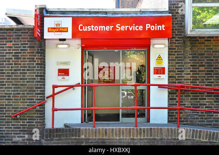 Royal Mail Customer Service Point esterno con sedia a rotelle disabili rampa di accesso per disabili Harlow Essex REGNO UNITO Foto Stock