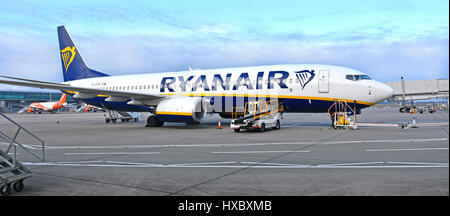 Irish Ryanair Boeing 737-8come piano su airport tarmac essendo preparato all'Aeroporto di Stansted Essex England Regno Unito con piani di EasyJet al di là Foto Stock