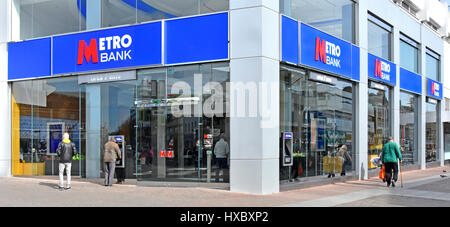 Metro filiale di banca segni e loghi su un sito d'angolo High Street Southend on Sea Essex England Regno Unito atm cash macchine punto situato nel negozio di vetro anteriore Foto Stock