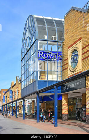 Southend on Sea Essex England Regno Unito Royals shopping center entrata a centri commerciali & negozio Debenhams anteriore acquirenti nel centro città zona pedonale high street Foto Stock