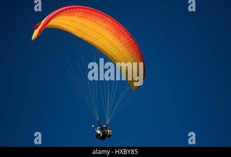 Un tandem di parapendio vola sopra la Valle di Franschhoek, nel Western Cape area vinicola del Sud Africa Marzo 11, 2017. © Giovanni Voos Foto Stock