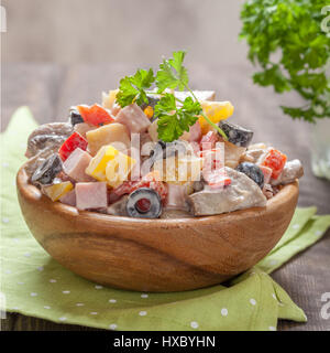 Insalata di patate con prosciutto, funghi, pepe, olio d'oliva e polpa di granchio Foto Stock