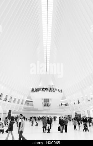 NEW YORK CITY - 1 ottobre 2016: persone esplorare interno di Santiago Calatrava's Oculus, il mall e Trasporto hub per overground e undergrou Foto Stock