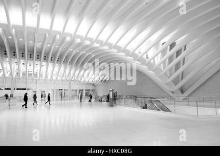 NEW YORK CITY-1 Ottobre 2016: persone che camminano per la scala mobile a bordo del treno PATH nel New Jersey all'interno di Santiago Calatrava dell'occhio,incredibile nuovo tr Foto Stock