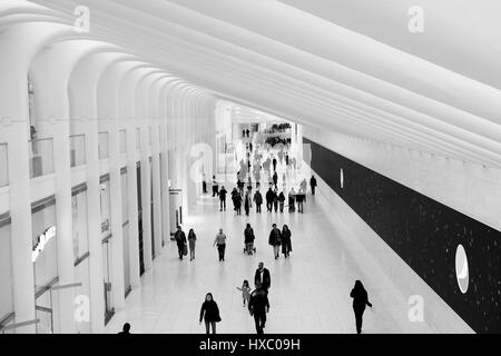 NEW YORK CITY - 1 ottobre 2016: persone che camminano giù il bianco, arioso e luminoso corridoio dell'occhio, New York. Piccoli negozi dot l'interno di Sa Foto Stock