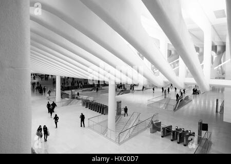 NEW YORK CITY - 1 ottobre 2016: Guardando giù dal balcone sopra a pendolari a piedi attraverso Santiago Calatrava dell'occhio,New York del trasporto Foto Stock