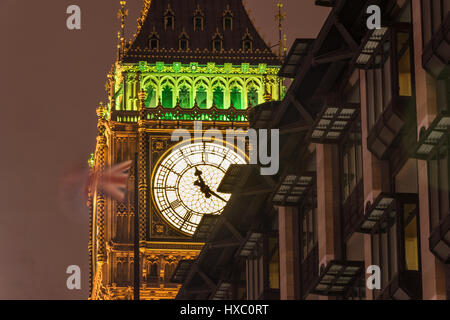 Dettaglio a Big Ben orologi con Unione Jack a lungo tempo di esposizione. Foto Stock