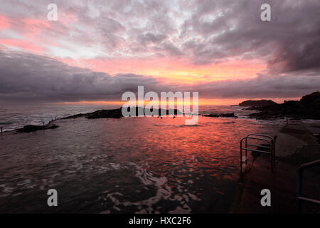 Fiery su sunrise Kiama rock pool, Kiama, Illawarra Costa, Nuovo Galles del Sud, NSW, Australia Foto Stock