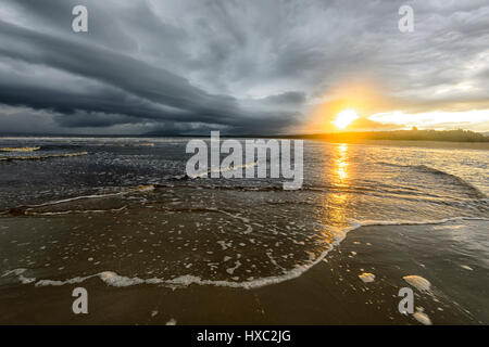 Tramonto e maltempo a Seven Mile Beach, Gerroa, Illawarra Costa, Nuovo Galles del Sud, NSW, Australia Foto Stock