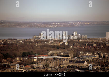 Antenna panoramico paesaggio panorama dal castello di Edimburgo guardando a nord presso il nuovo leith sulla città all'indietro Foto Stock