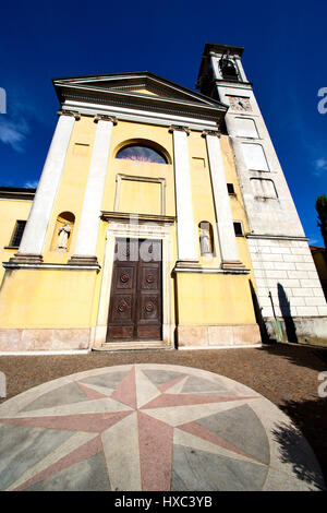 In Solbiate Arno vecchia chiesa chiuso torre in mattoni marciapiede Lombardia Foto Stock