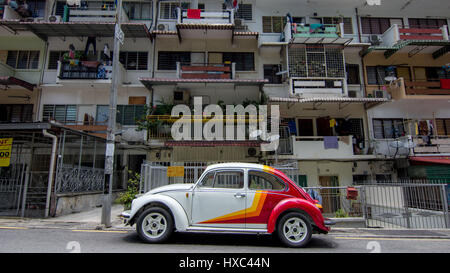 Lato in vista di un ben mantenuto VW Beetle parcheggiato in una strada residenziale di appartamenti a Kuala Lumpur. Foto Stock