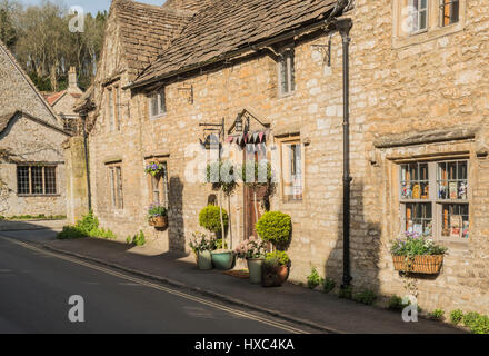 La sala da tè presso il villaggio di Castle Combe nel Wiltshire, Inghilterra Foto Stock