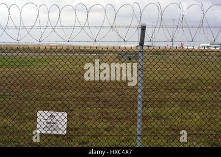 Brisbane, Australia: sicurezza barriera di recinzione con filo spinato presso l'Aeroporto di Brisbane Foto Stock
