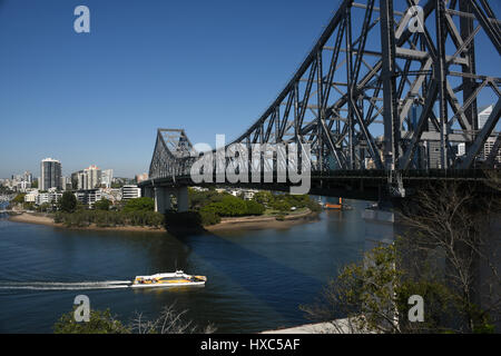 Brisbane, Australia: un traghetto passando sotto il Ponte Story sul Fiume Brisbane Foto Stock