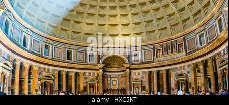 Cupola del Pantheon, interno, Tempio Romano di emeperor Traiano, antichità romana, Chiesa cattolica romana di Santa Maria ad Foto Stock