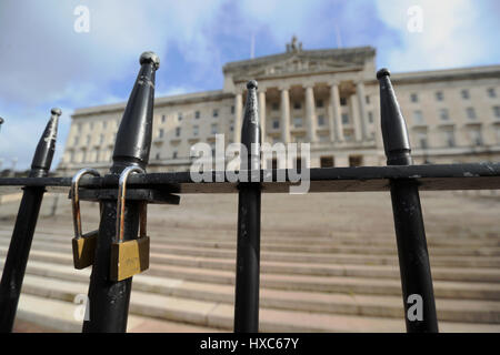 Una vista generale delle porte bloccate a Stormont a Belfast, in quanto la scadenza per il ripristino powersharing in Irlanda del Nord si esaurisce più tardi. Foto Stock