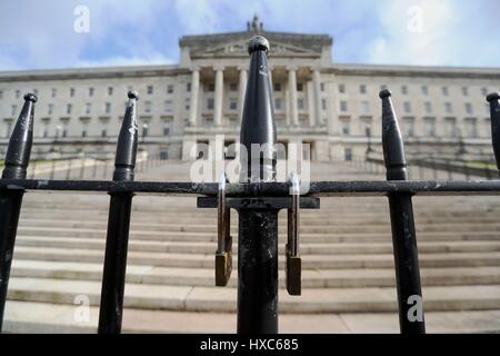 Una vista generale delle porte bloccate a Stormont a Belfast, in quanto la scadenza per il ripristino powersharing in Irlanda del Nord si esaurisce più tardi. Foto Stock