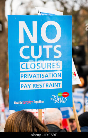 # Il nostro NHS rally - Migliaia di giro per la manifestazione nazionale a Londra, per difendere il NHS contro il governo taglia, chiusure e privatizzazione. Foto Stock