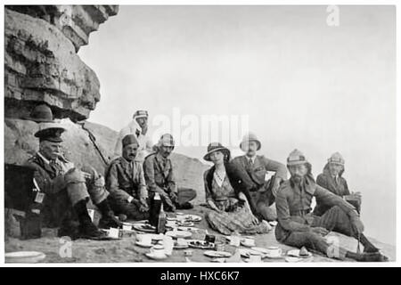 "Un Picnic con re Faisal" fotografia di Gertrude Bell (1868-1926), viaggiatore, spy e archeologo su un picnic in Arabia Saudita nel 1922. Foto Stock