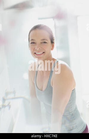 Ritratto sorridente donna matura nella stanza da bagno Foto Stock
