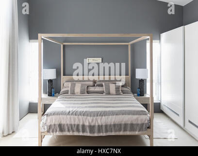Striping su letti a baldacchino in modern home vetrina interno camera da letto Foto Stock