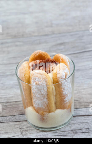 Litchi Tiramisù torta in vetro, dalla signora dito biscotto crema di mascarpone Foto Stock