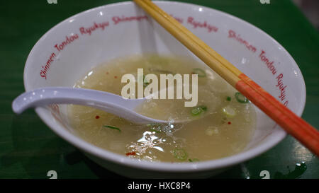 Giapponese Ramen Noodle brodo con un cucchiaio e bacchette sulla ciotola bianco Foto Stock