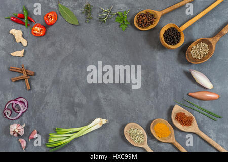 Scheda di ardesia con verdure, erbe aromatiche e spezie collezione Foto Stock
