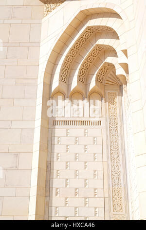 In Oman la parete della grande moschea di muscat sfondo astratto e antichi Foto Stock