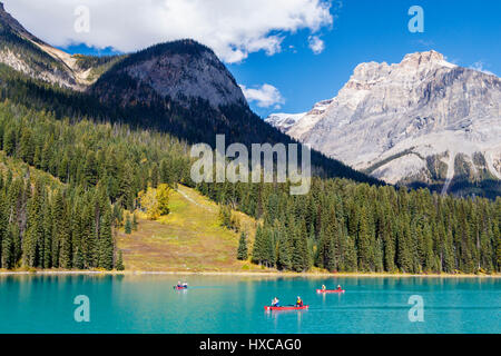 Il Lago di Smeraldo e il Presidente circostanti montagne di gamma, situato nel Parco Nazionale di Yoho, British Columbia, Canada Foto Stock