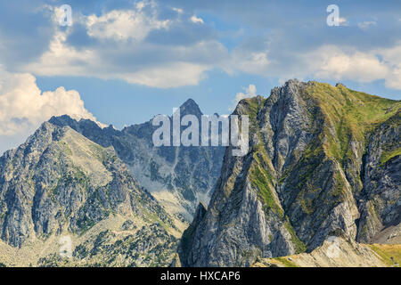 Imponenti cime nel massiccio Neouvielle nei Pirenei visto dal Col du Tourmalet. Foto Stock