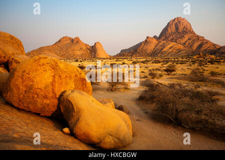 Strana formazione rocciosa a Spitzkoppie Area di Conservazione, Namibia Foto Stock