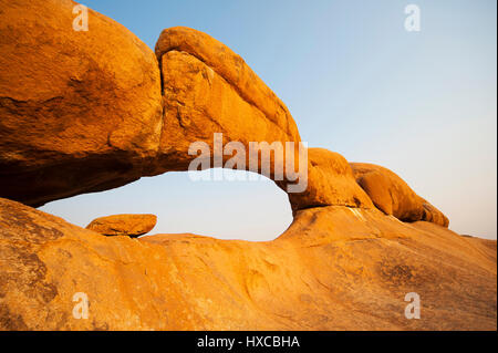 Ponte di Pietra, strana formazione rocciosa a Spitzkoppie Area di Conservazione, Namibia Foto Stock