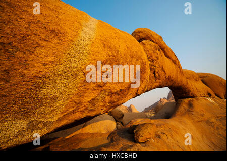 Ponte di Pietra, strana formazione rocciosa a Spitzkoppie Area di Conservazione, Namibia Foto Stock