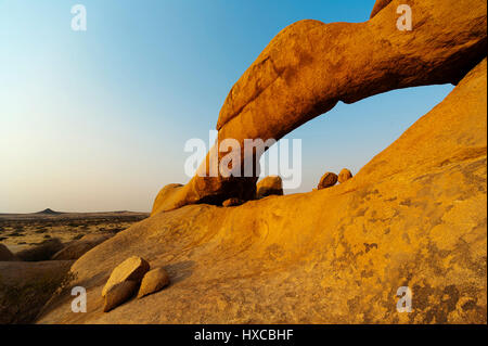 Ponte di Pietra, strana formazione rocciosa a Spitzkoppie Area di Conservazione, Namibia Foto Stock