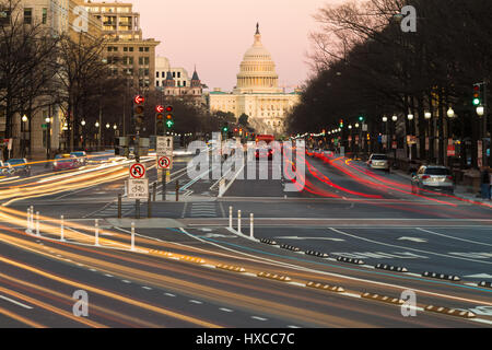 Il traffico crea percorsi di luce e movimento sfoca portando al Campidoglio US edificio sulla Pennsylvania Avenue a Washington, DC. Foto Stock