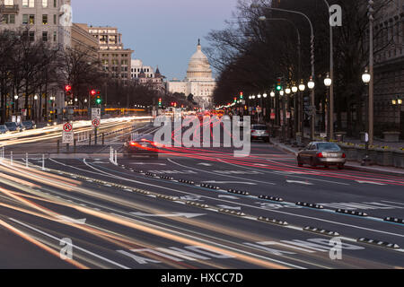 Il traffico crea percorsi di luce e movimento sfoca portando al Campidoglio US edificio sulla Pennsylvania Avenue a Washington, DC. Foto Stock