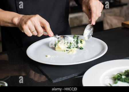 Lo chef prepara una purea di patate Foto Stock