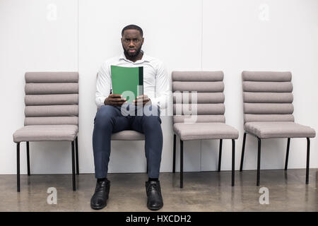 Uomo in attesa per il colloquio di lavoro il concetto di applicazione Foto Stock