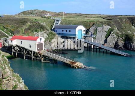 Il vecchio e il nuovo St Davids scialuppa di salvataggio stazione St Jusrtinian Pembrokeshre Parco Nazionale della costa del Galles Cymru REGNO UNITO GB Foto Stock