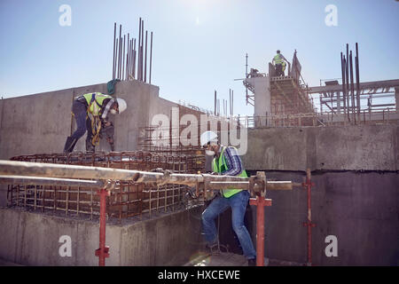 La costruzione dei lavoratori a sunny sito in costruzione Foto Stock